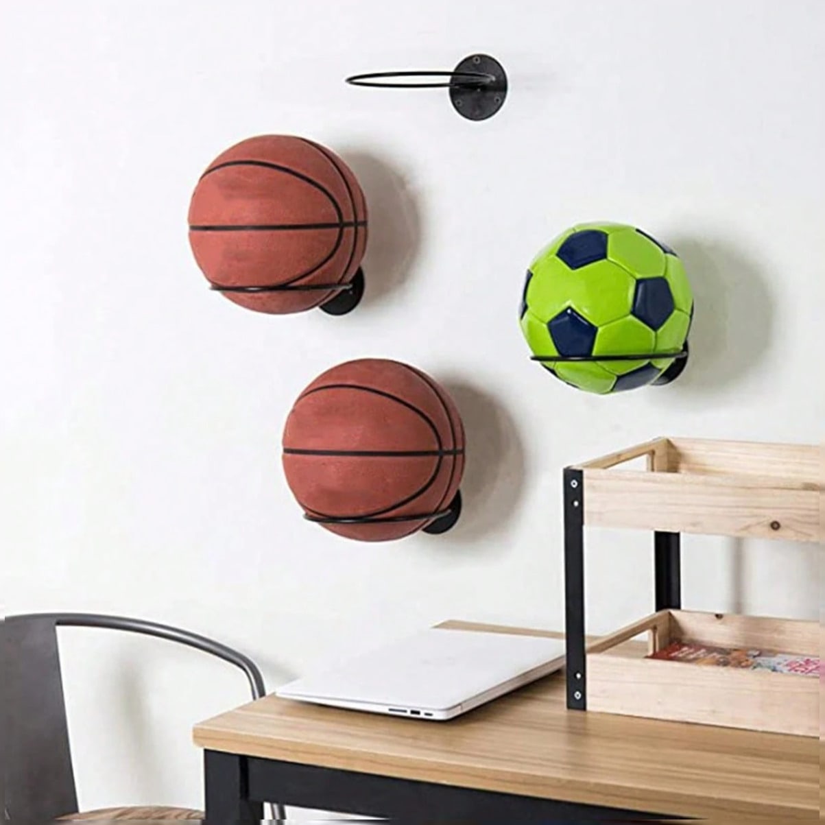 Home Gym Folding Rack - ขาตั้งโชว์ลูกบาสเก็ตบอลติดผนังประหยัดพื้นที่สำหรับห้องออกกำลังกายที่บ้าน โรงรถ ห้องเล่นเกม - อุปกรณ์จัดเก็บที่ทนทานสำหรับแฟนบาสเก็ตบอล ติดตั้งง่าย